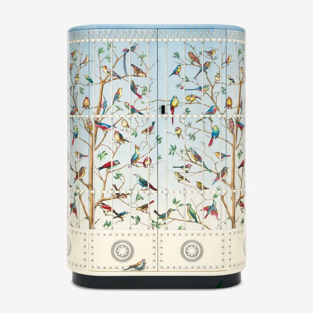 atelier-fornasetti-uccelli-gebogener-schrank-v-gel-holz-lackiert image 1
