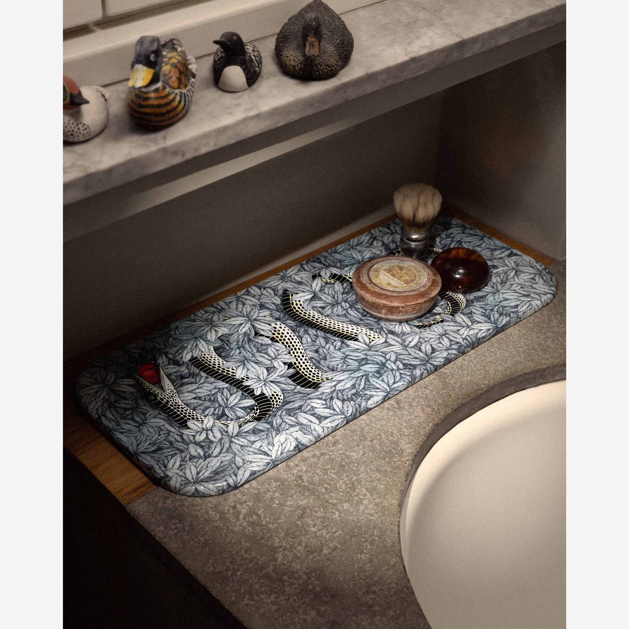 atelier-fornasetti-peccato-originale-tablett-deko-rund image 5