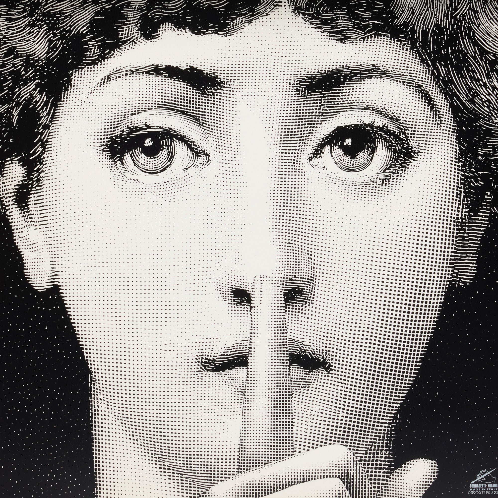 fornasetti-silenzio-wandbild-holz-gerahmt-tema-e-variazioni-2 image 3