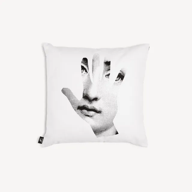 fornasetti-tema-e-variazioni-mano-kissen-mit-f-llung image 1