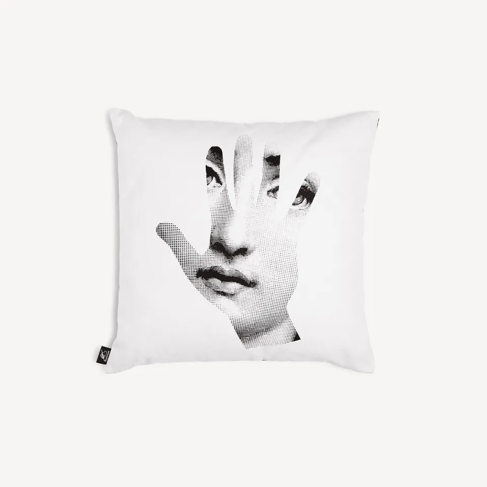 fornasetti-tema-e-variazioni-mano-kissen-mit-f-llung image 1