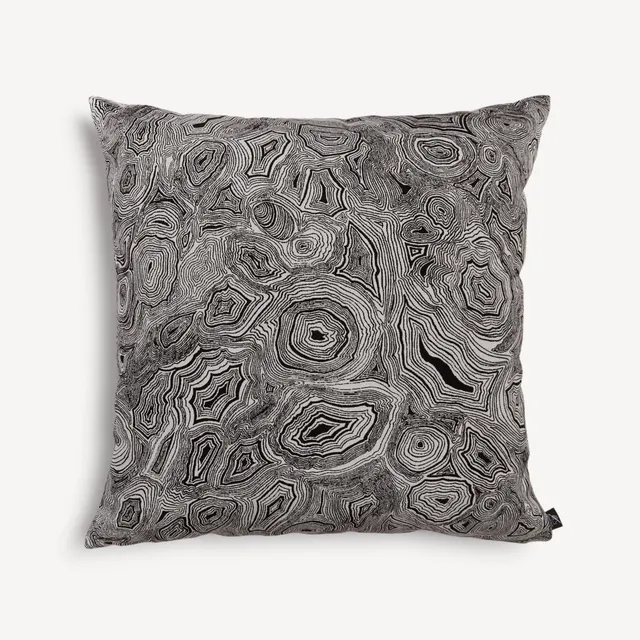 fornasetti-malachite-outdoor-kissen-schwarz-wei image 1