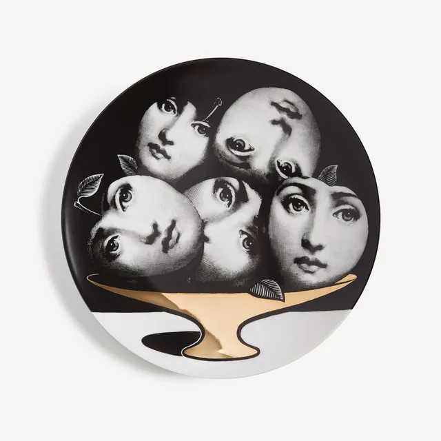 fornasetti-tema-variazioni-n-104-wandteller-porzellan-gold-lina-cavalieri image 1