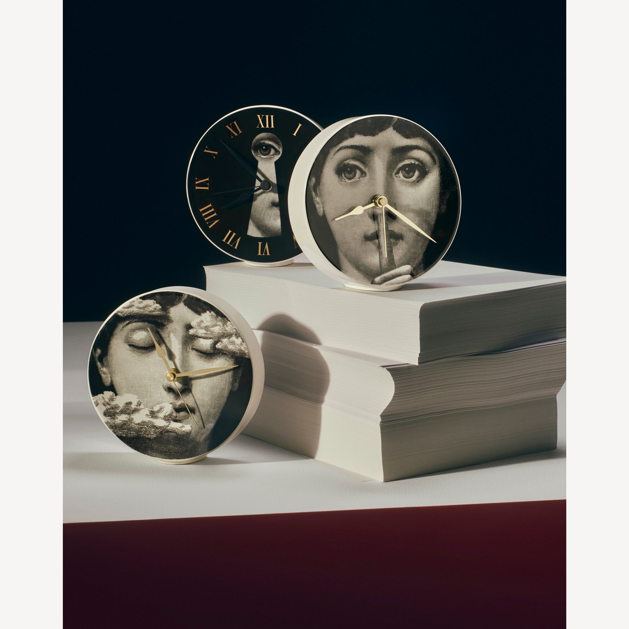 atelier-fornasetti-tra-le-nuvole-tischuhr-gesicht-wolken image 5