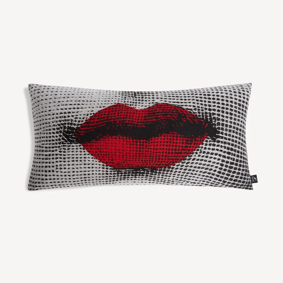 fornasetti-kiss-kissen-wolle-rot-rechteckig-lippen-jacquard image 1