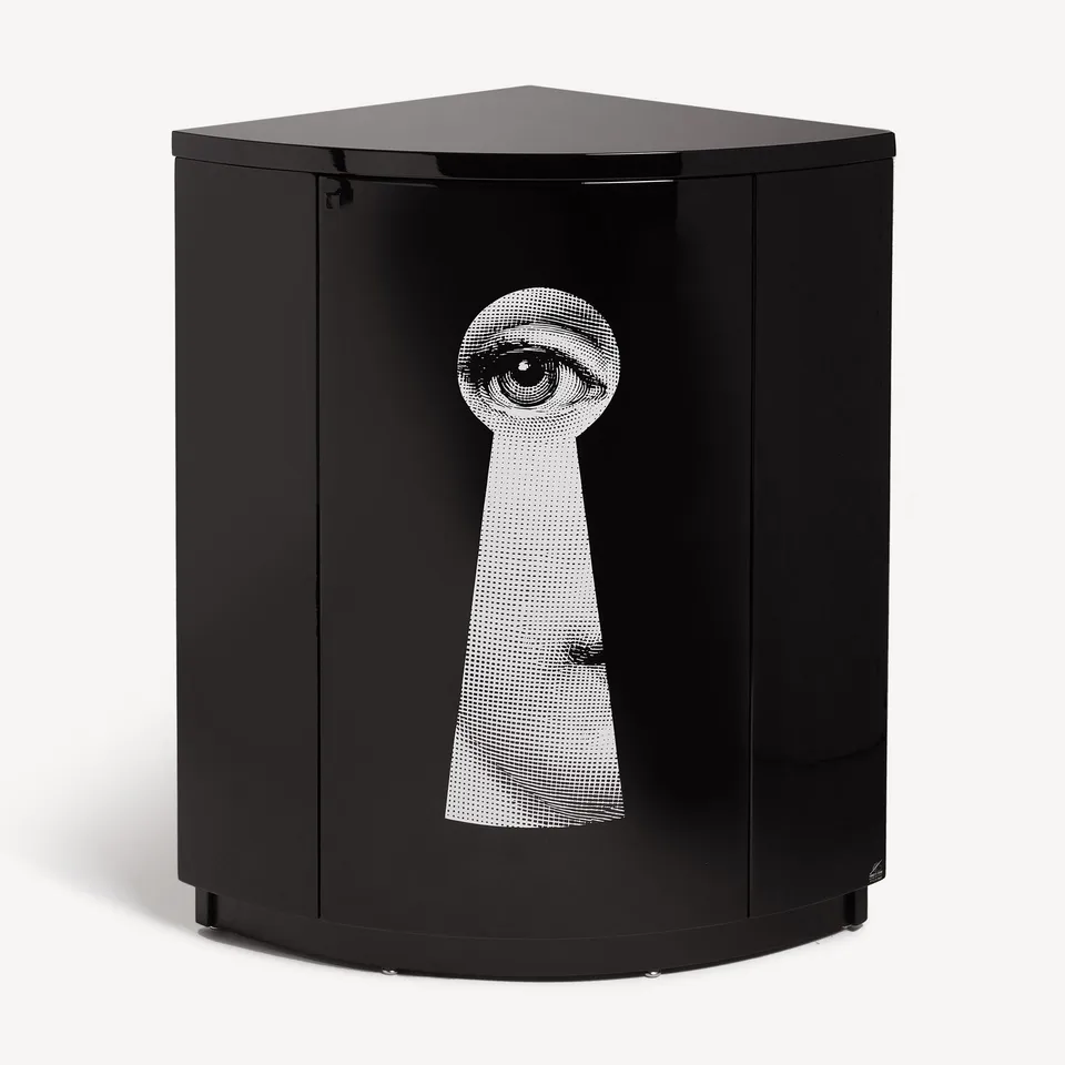fornasetti-serratura-eckschrank-holz-lina-cavalieri image 1
