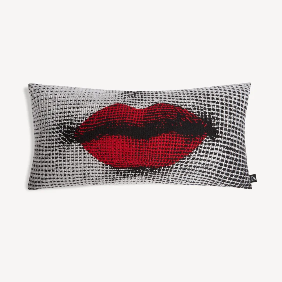 atelier-fornasetti-kiss-kissen-wolle-rot-rechteckig image 1
