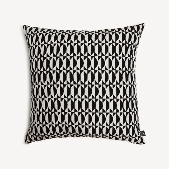 fornasetti-losanghe-outdoor-kissen-geometrisch-garten image 1