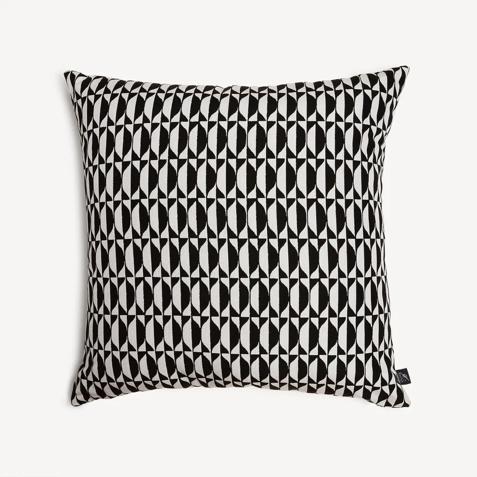 fornasetti-losanghe-outdoor-kissen-geometrisch-garten image 1