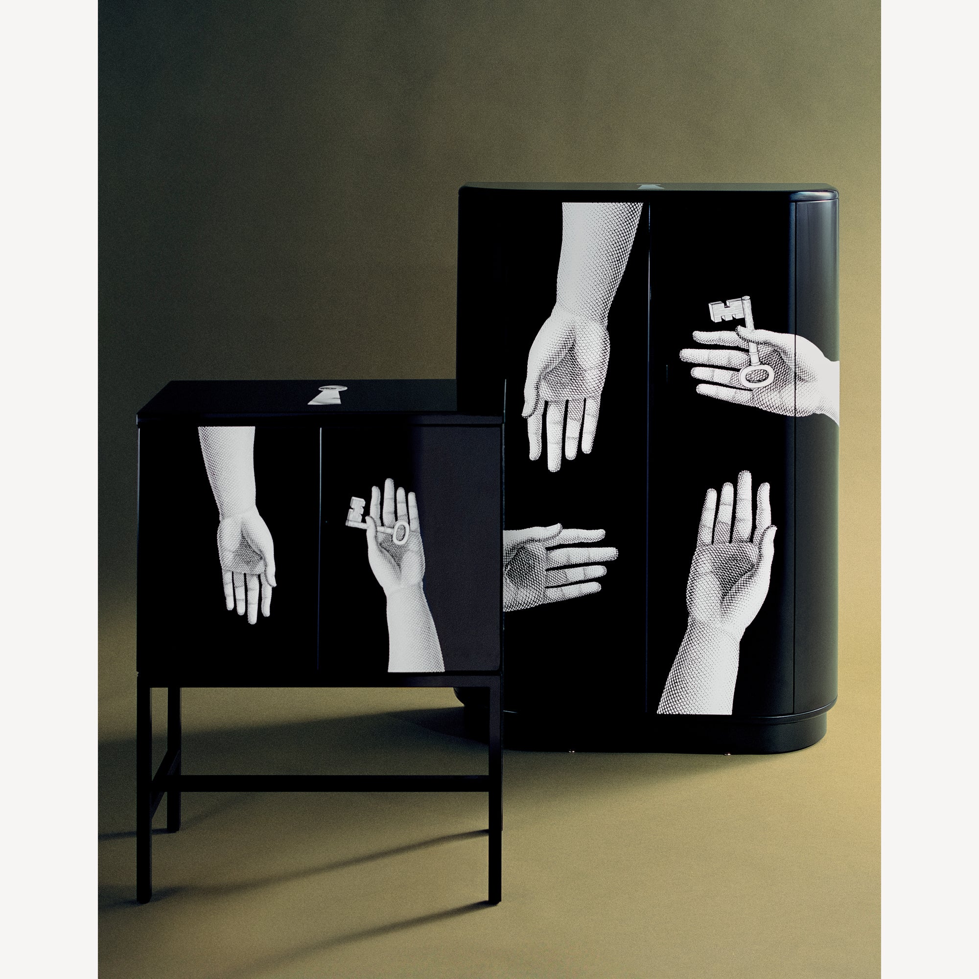 atelier-fornasetti-mani-schrank-h-nde-schloss-gebogen image 7
