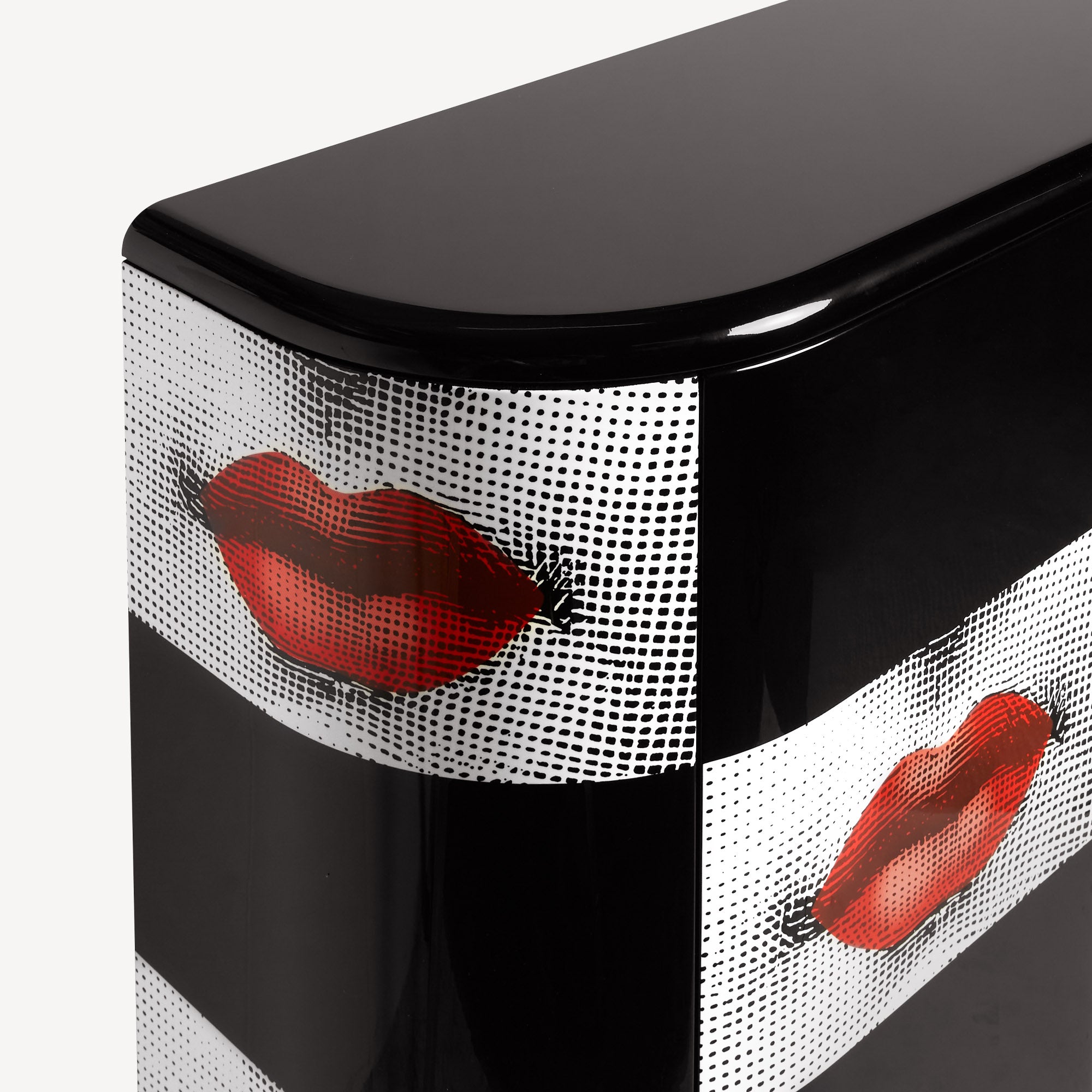 fornasetti-kiss-kommode-gerundet-lina-cavalieri-handlackiert image 5