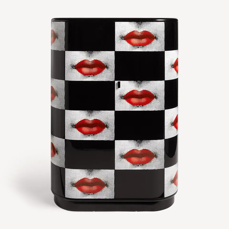 fornasetti-kiss-kommode-gerundet-lina-cavalieri-handlackiert image 1