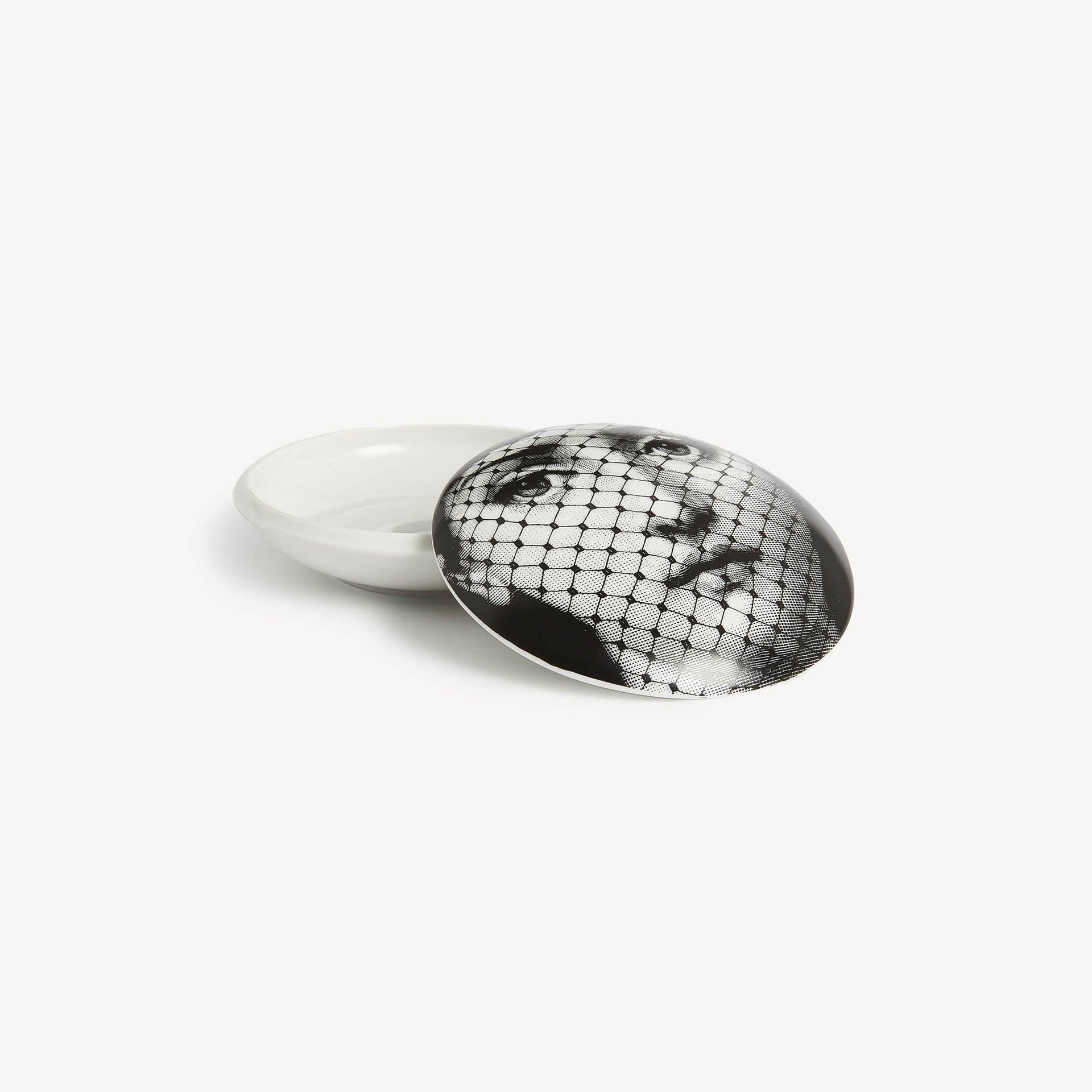fornasetti-tema-e-variazioni-n-78-dose-porzellan-rund-2 image 1