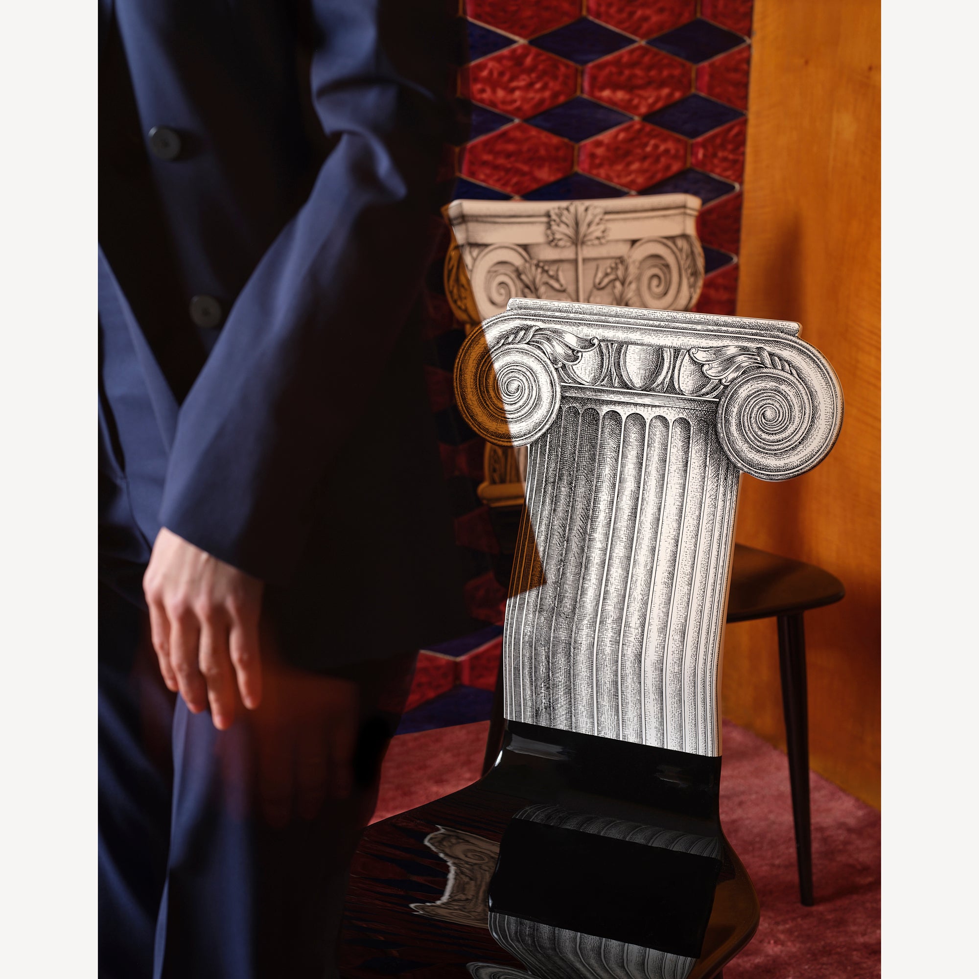 atelier-fornasetti-capitello-jonico-stuhl-holz-s-ulenmotiv image 6