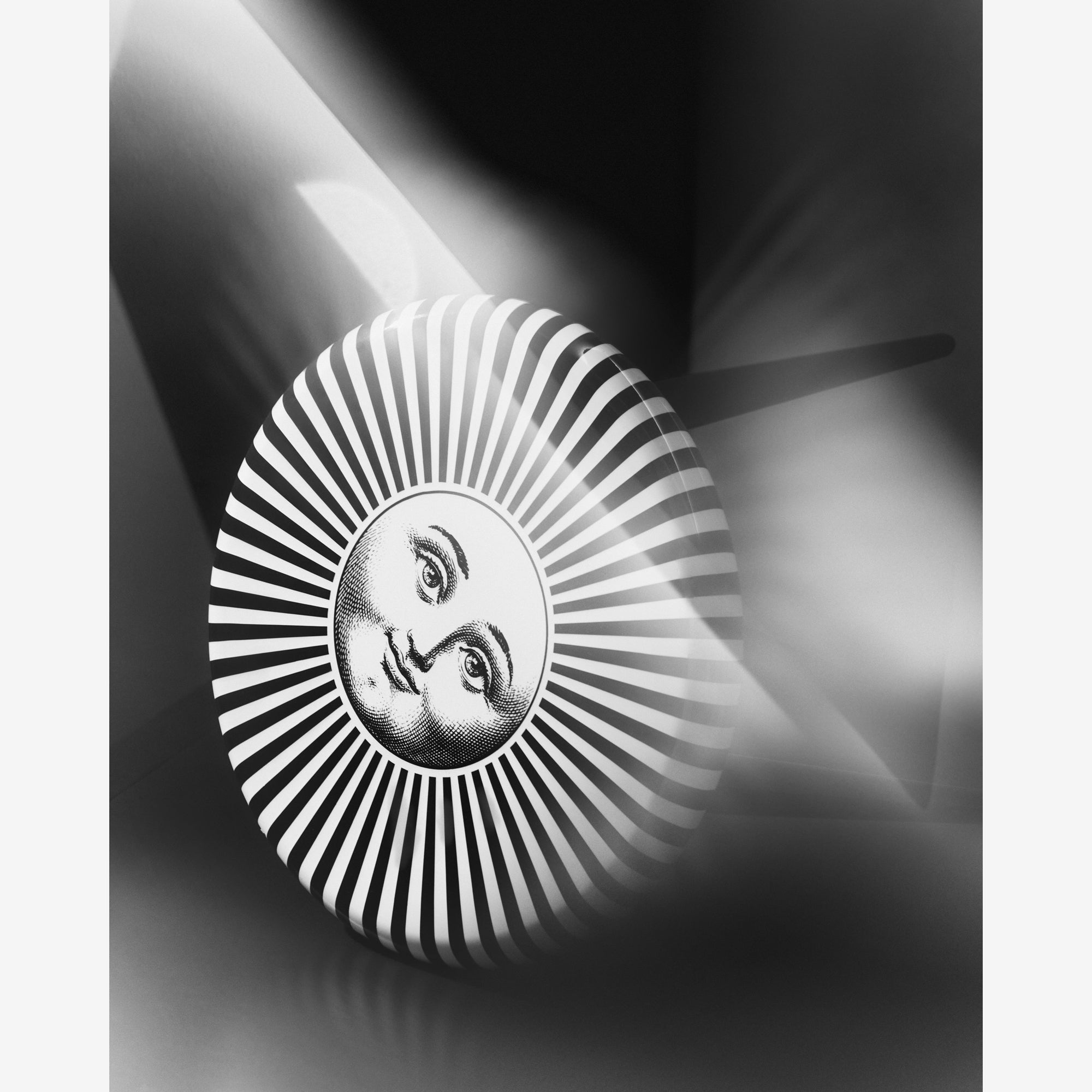 fornasetti-sole-raggiante-hocker-sitz-mit-sonne-und-holzbeinen image 4