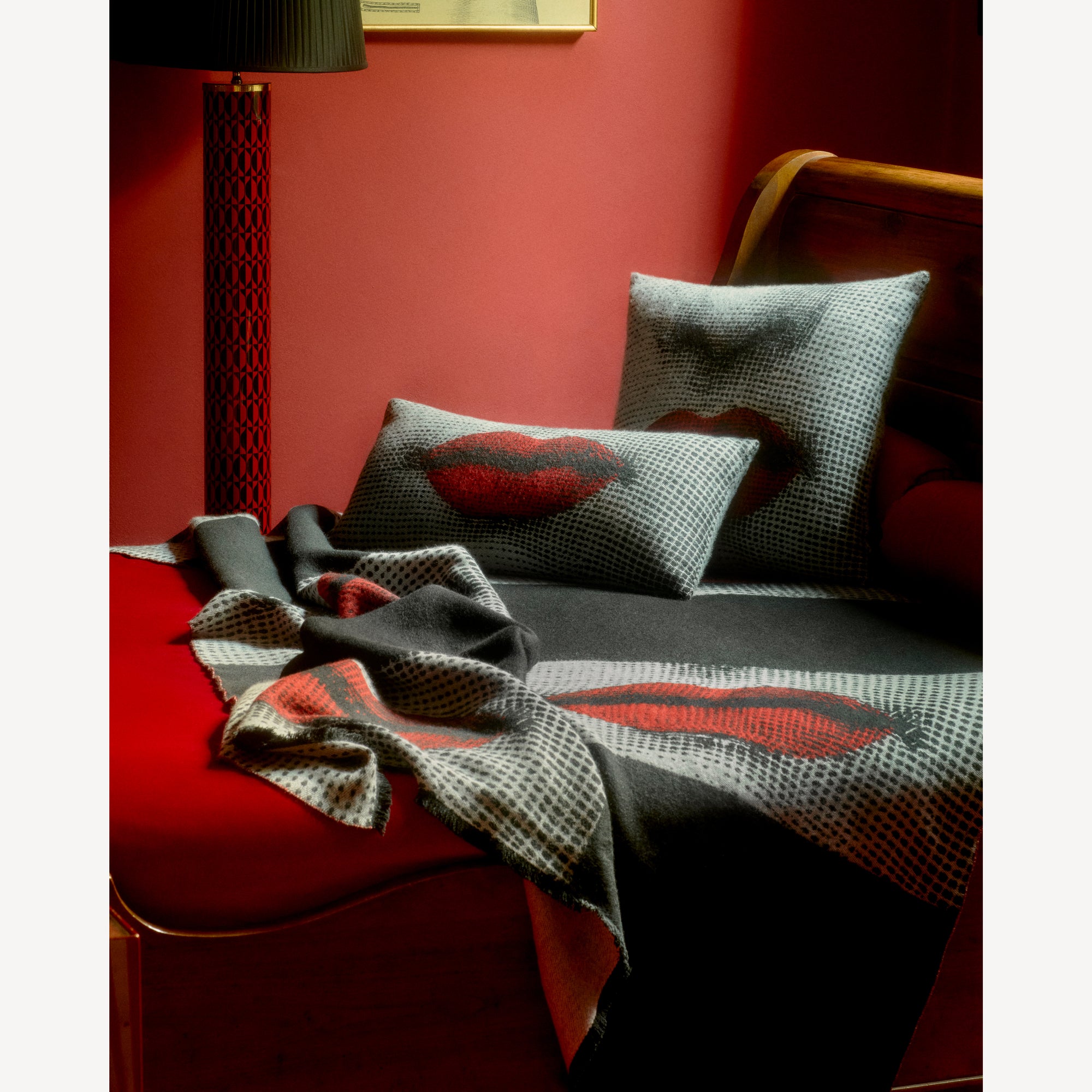 fornasetti-kiss-kissen-wolle-rot-rechteckig-lippen-jacquard image 6