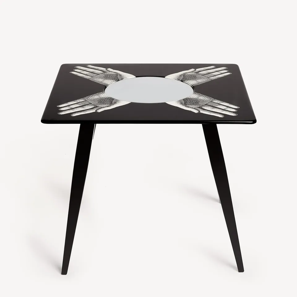 atelier-fornasetti-magic-table-mani-couchtisch-holz-handbedruckt image 1