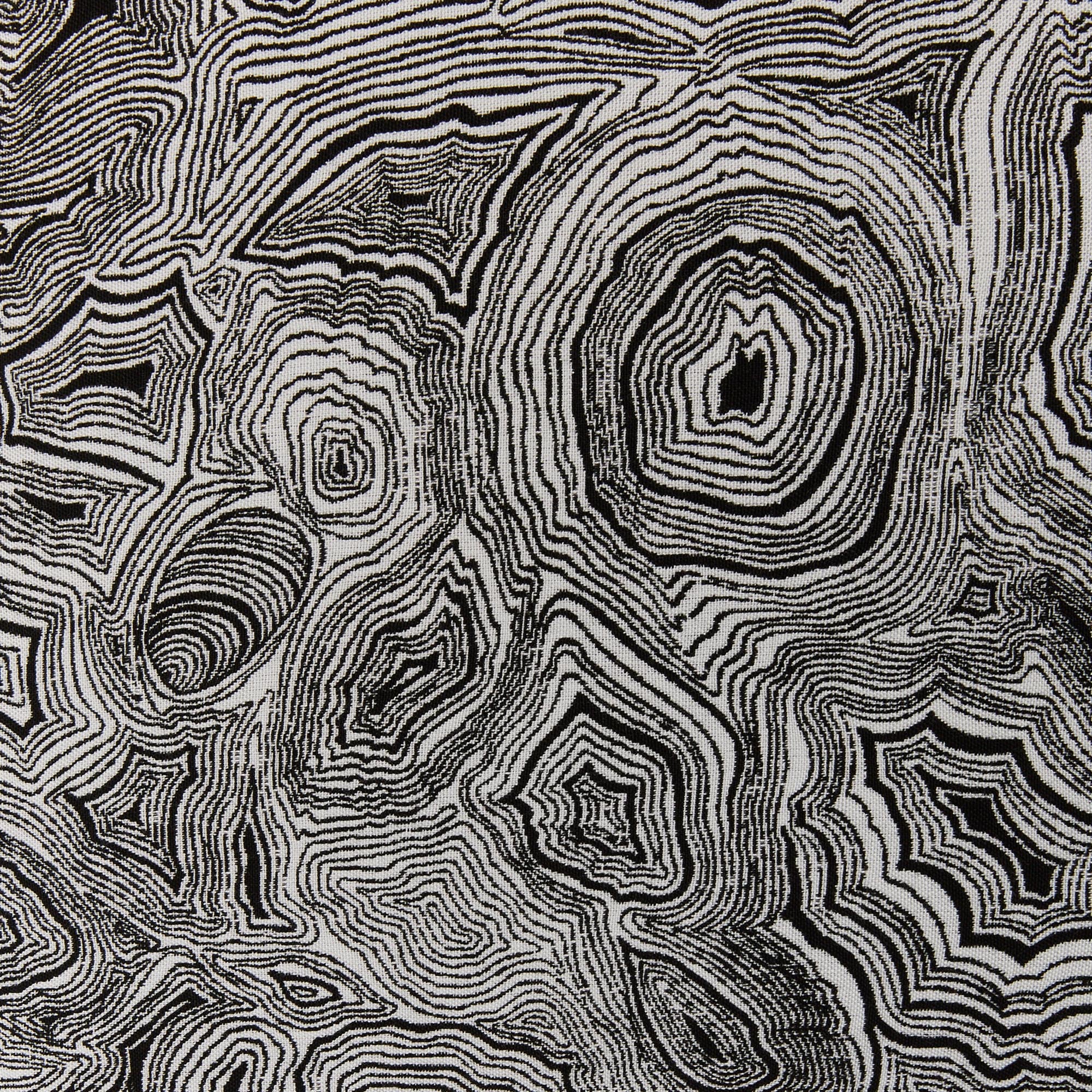 fornasetti-malachite-outdoor-kissen-schwarz-wei image 3