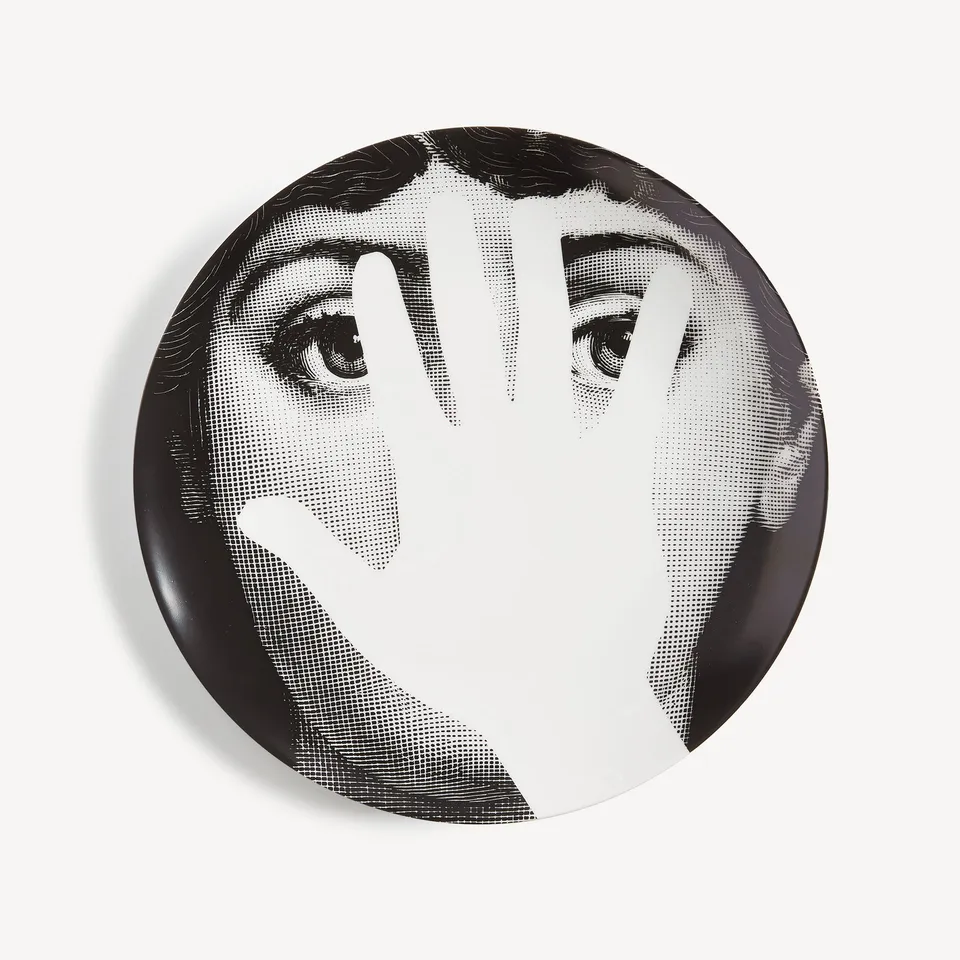 fornasetti-tema-e-variazioni-n-16-wandteller-porzellan-lina-cavalieri image 1