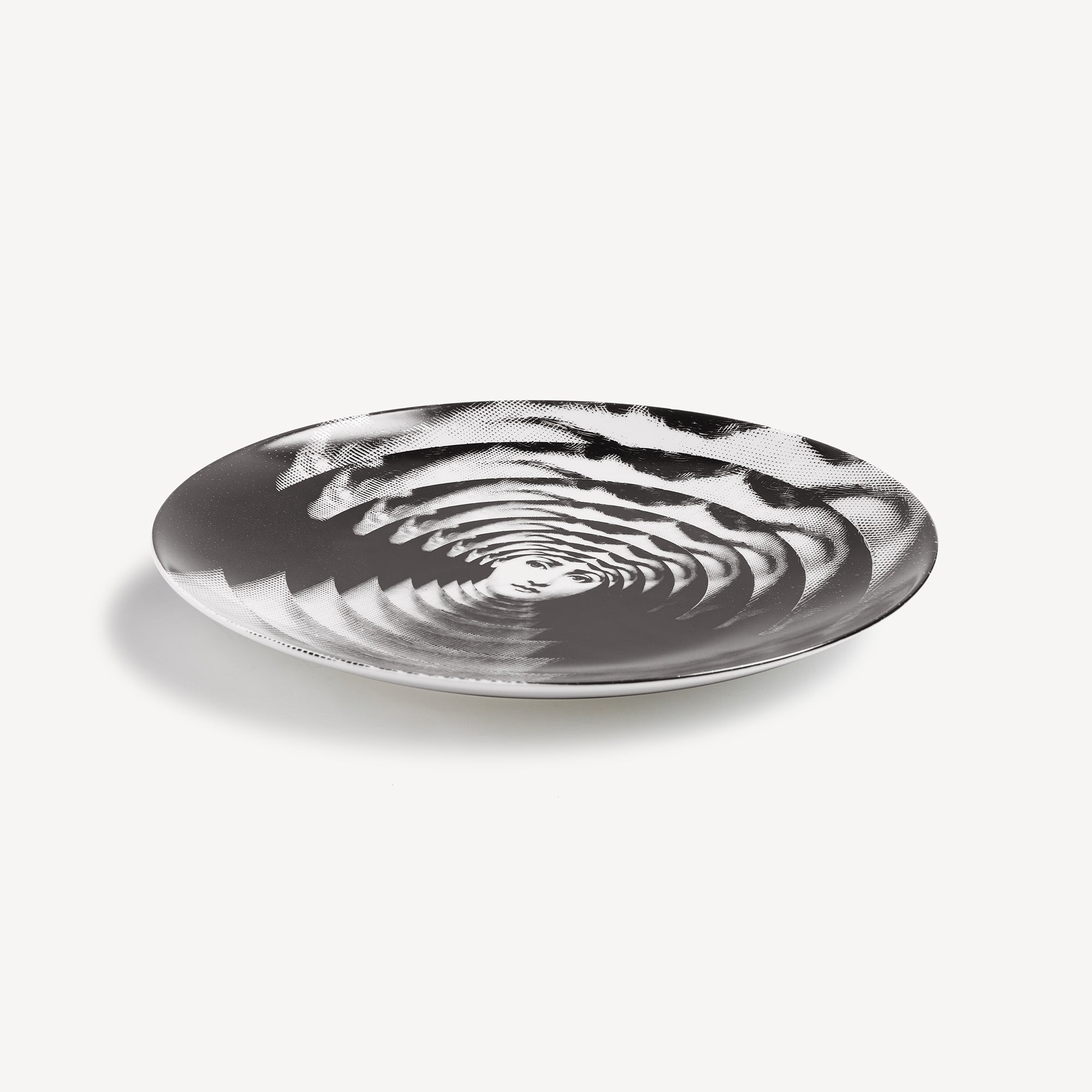 fornasetti-tema-e-variazioni-nr-172-wandteller-gesicht image 2