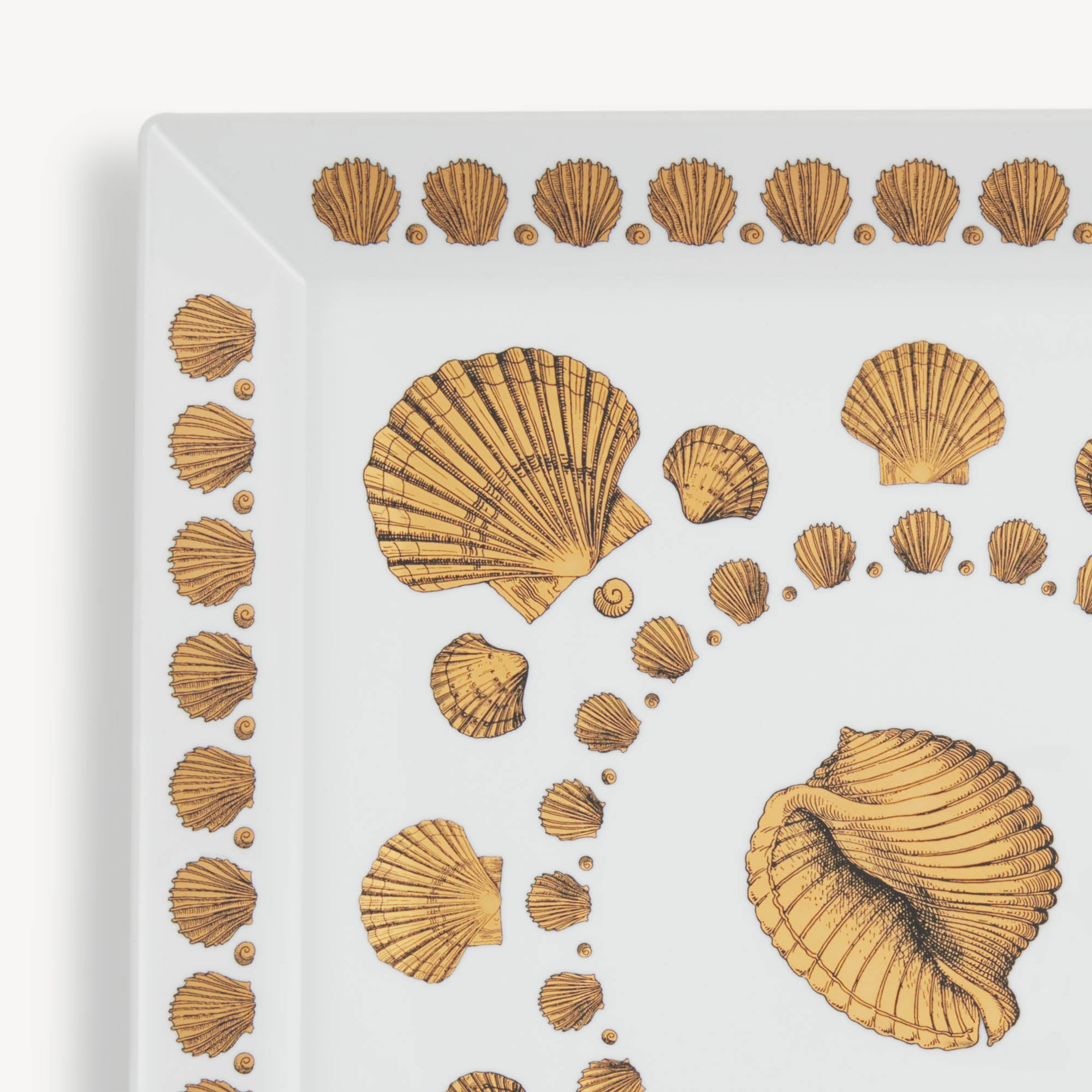 atelier-fornasetti-giro-di-conchiglie-tablett-porzellan-quadratisch image 4