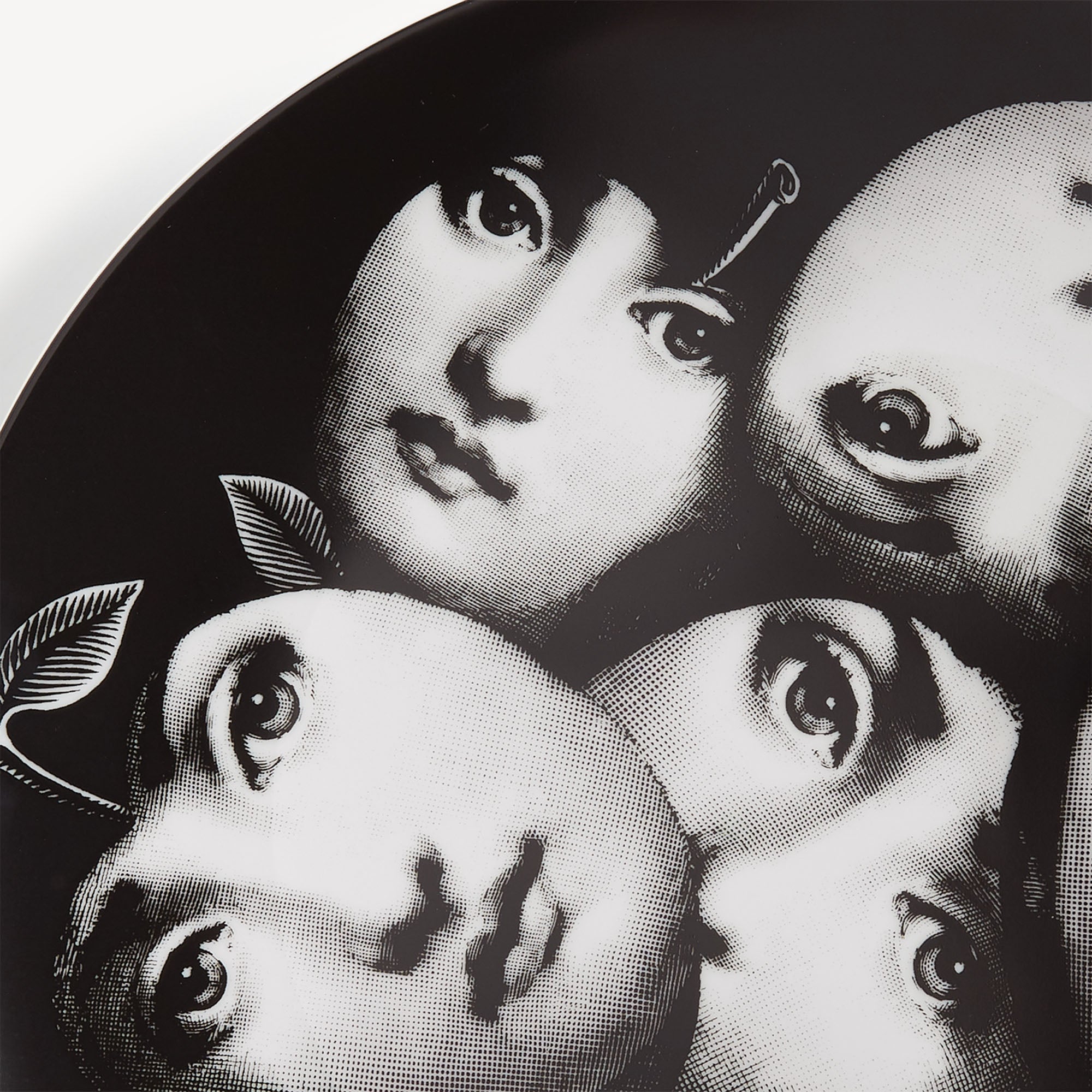 fornasetti-tema-variazioni-n-104-wandteller-porzellan-gold-lina-cavalieri image 4