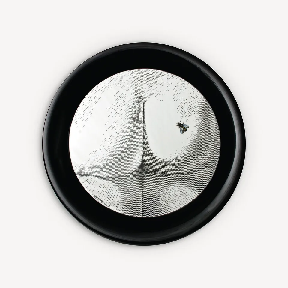 atelier-fornasetti-bee-on-my-back-tablett-rund-handdekoriert image 1