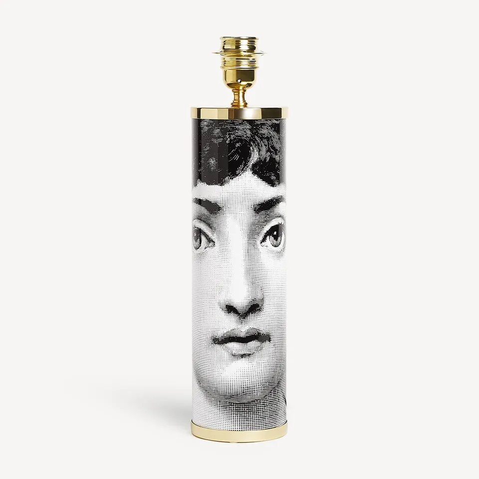 fornasetti-viso-lampenfu-zylindrisch-tischlampe-metall image 1