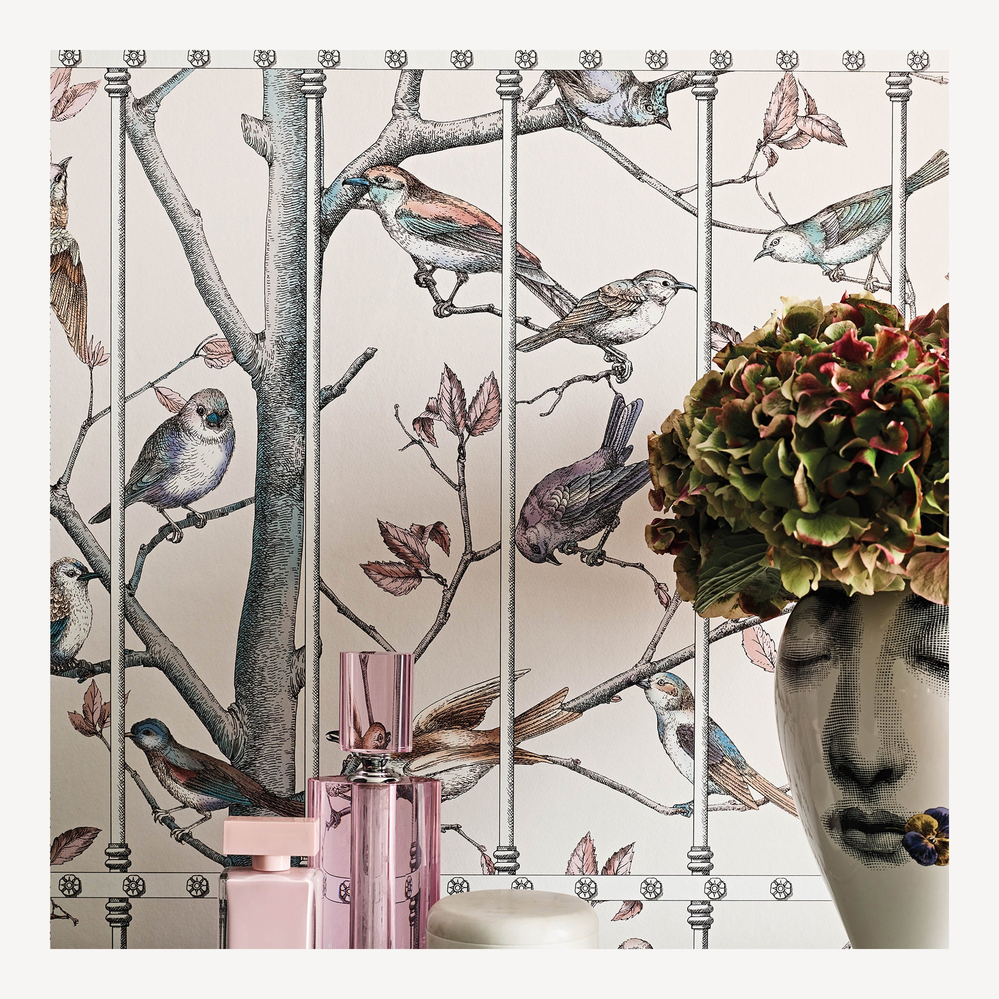 fornasetti-uccelli-tapete-v-gel-motiv-52cm-x-5-6m-natur image 2