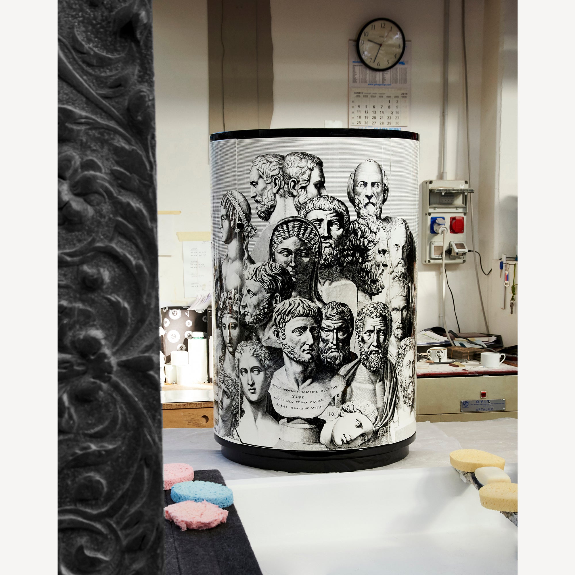 atelier-fornasetti-teste-antiche-konsole-hoch-holz-b-sten-dekor image 3