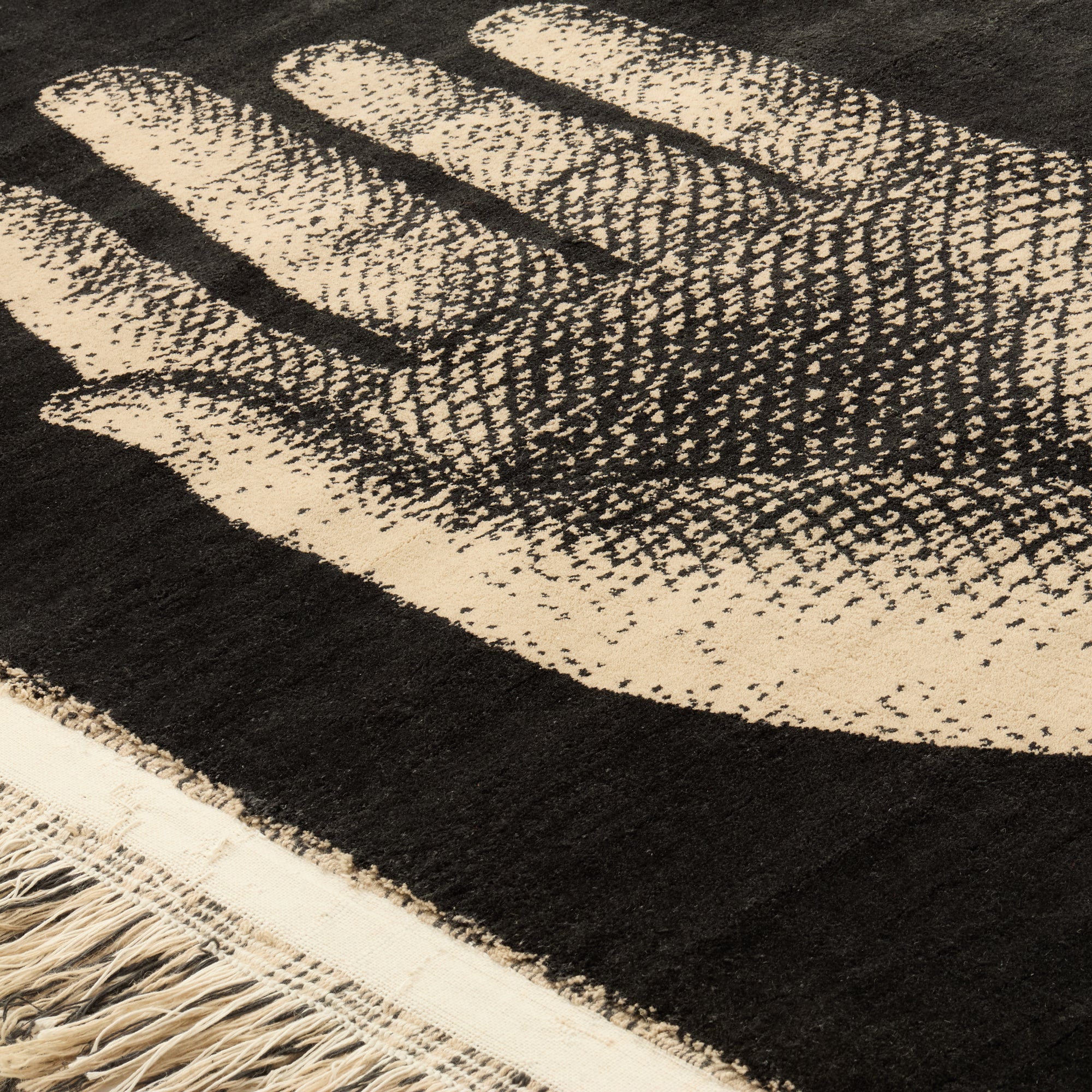 fornasetti-mano-teppich-wolle-hand-motiv-jacquard image 3
