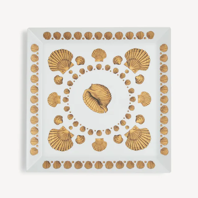 atelier-fornasetti-giro-di-conchiglie-tablett-porzellan-quadratisch image 1