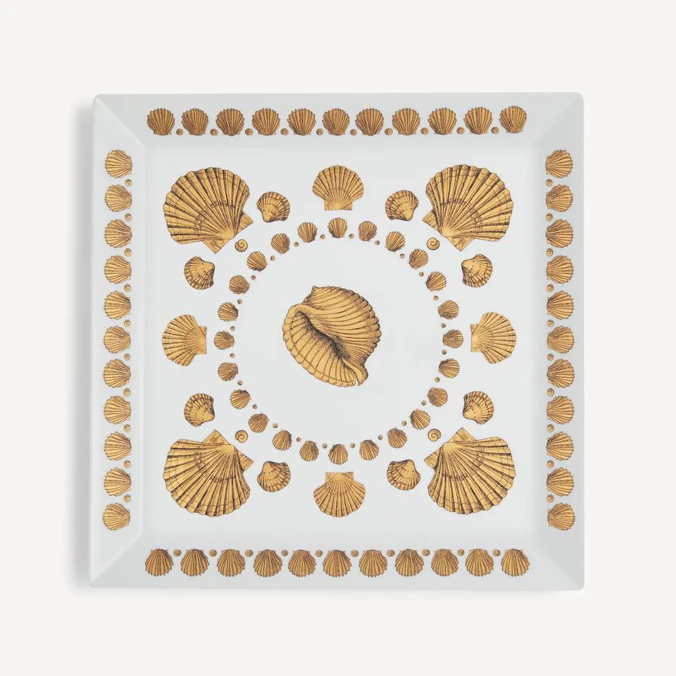 atelier-fornasetti-giro-di-conchiglie-tablett-porzellan-quadratisch image 1