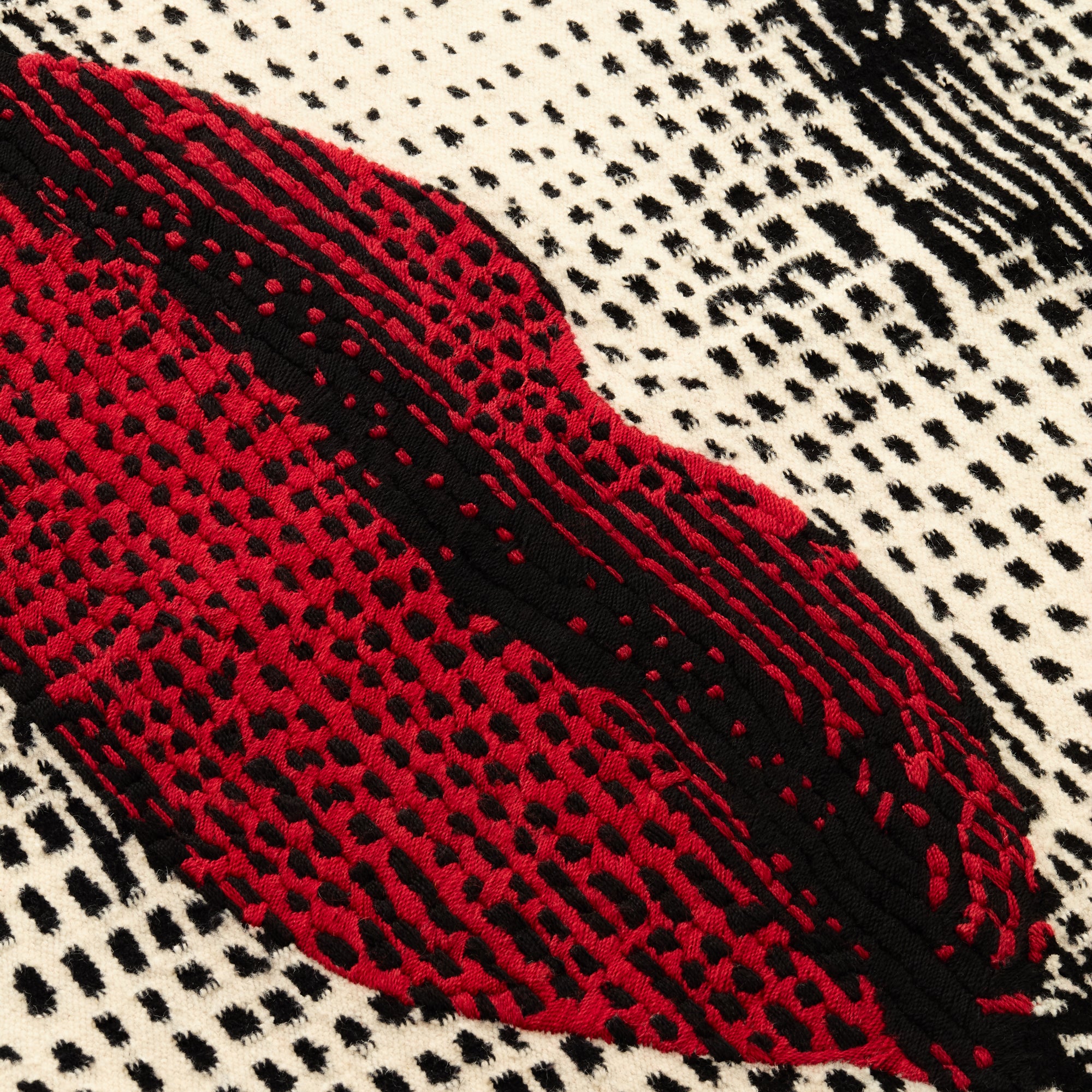 atelier-fornasetti-bocca-teppich-wolle-rot-mit-wandaufh-ngung image 3