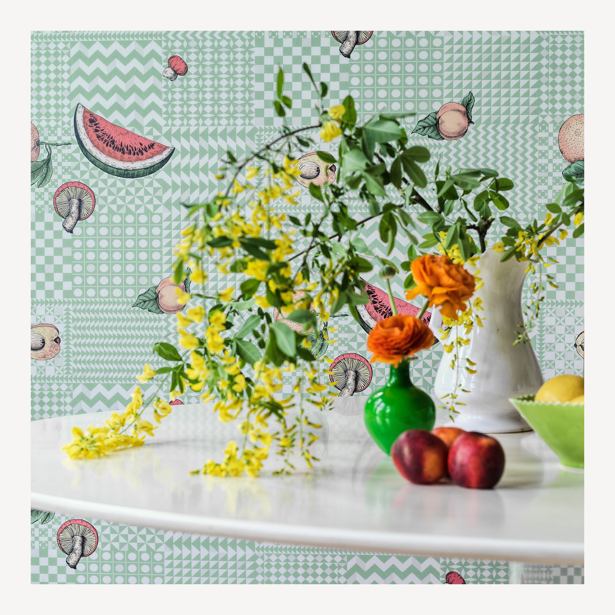 atelier-fornasetti-frutta-e-geometrico-tapete-52cm-x-10m-schwarz-wei image 2