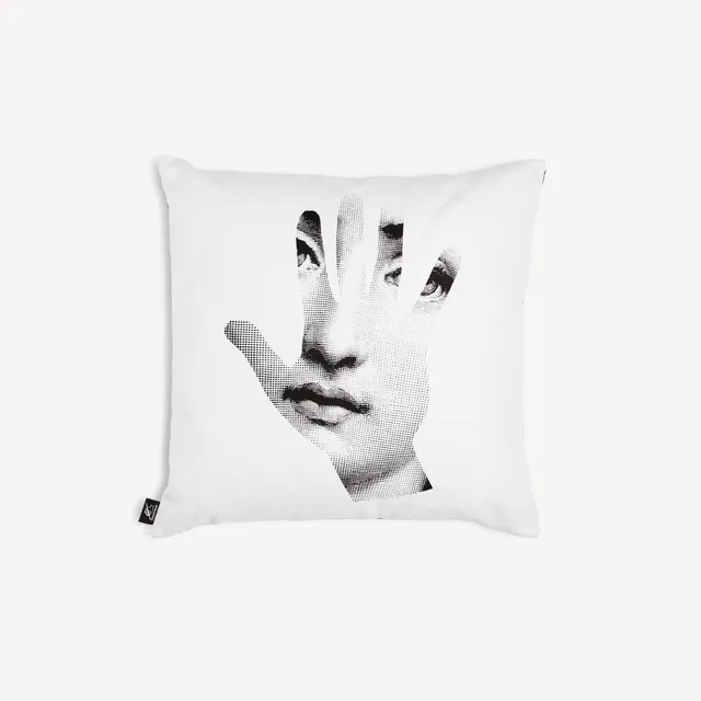 fornasetti-tema-e-variazioni-kissen-mano-mit-f-llung image 1