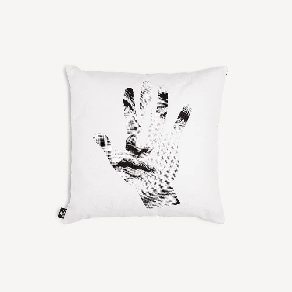 fornasetti-tema-e-variazioni-kissen-mano-mit-f-llung image 1