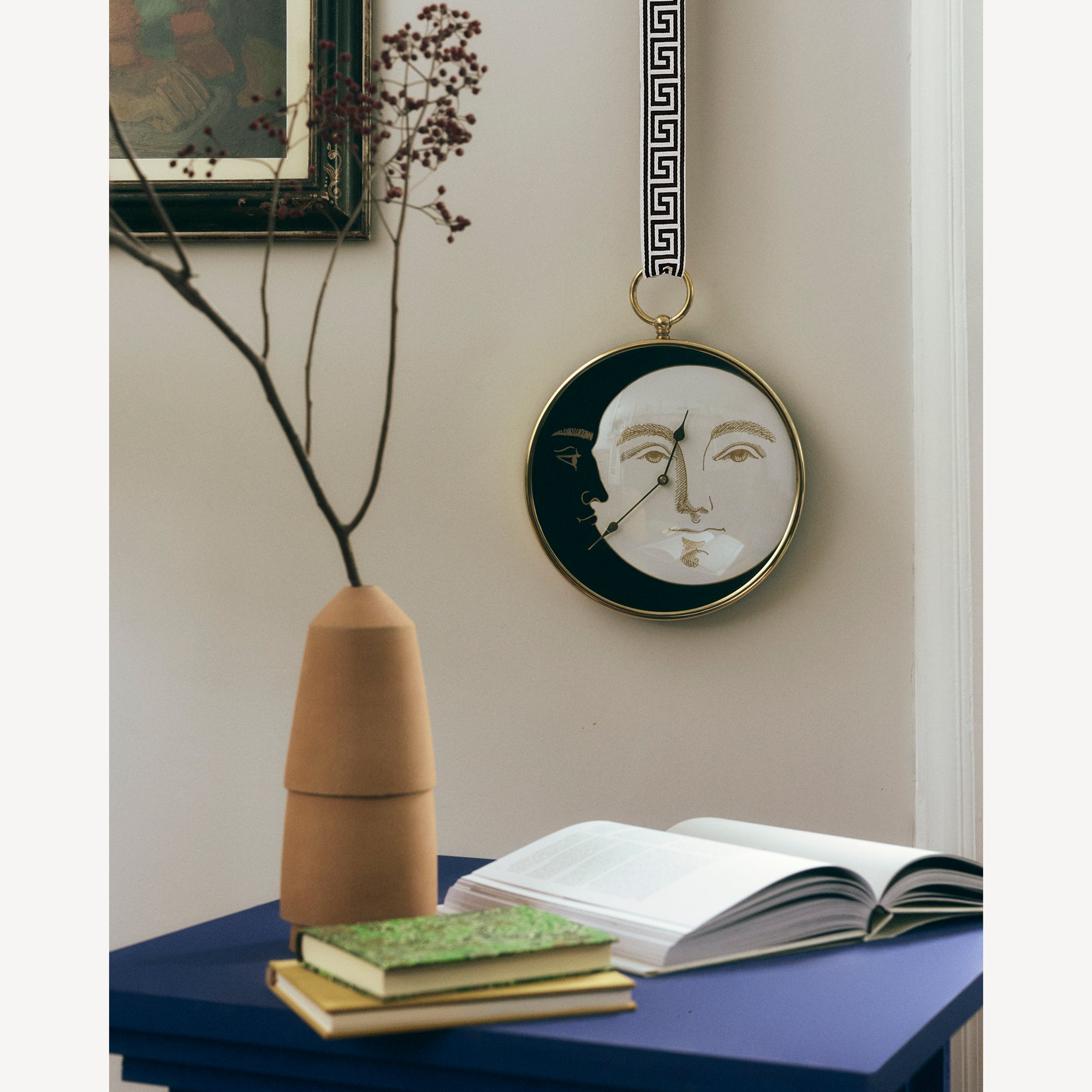 atelier-fornasetti-giorno-e-notte-wanduhr-messing-mit-schleife image 6