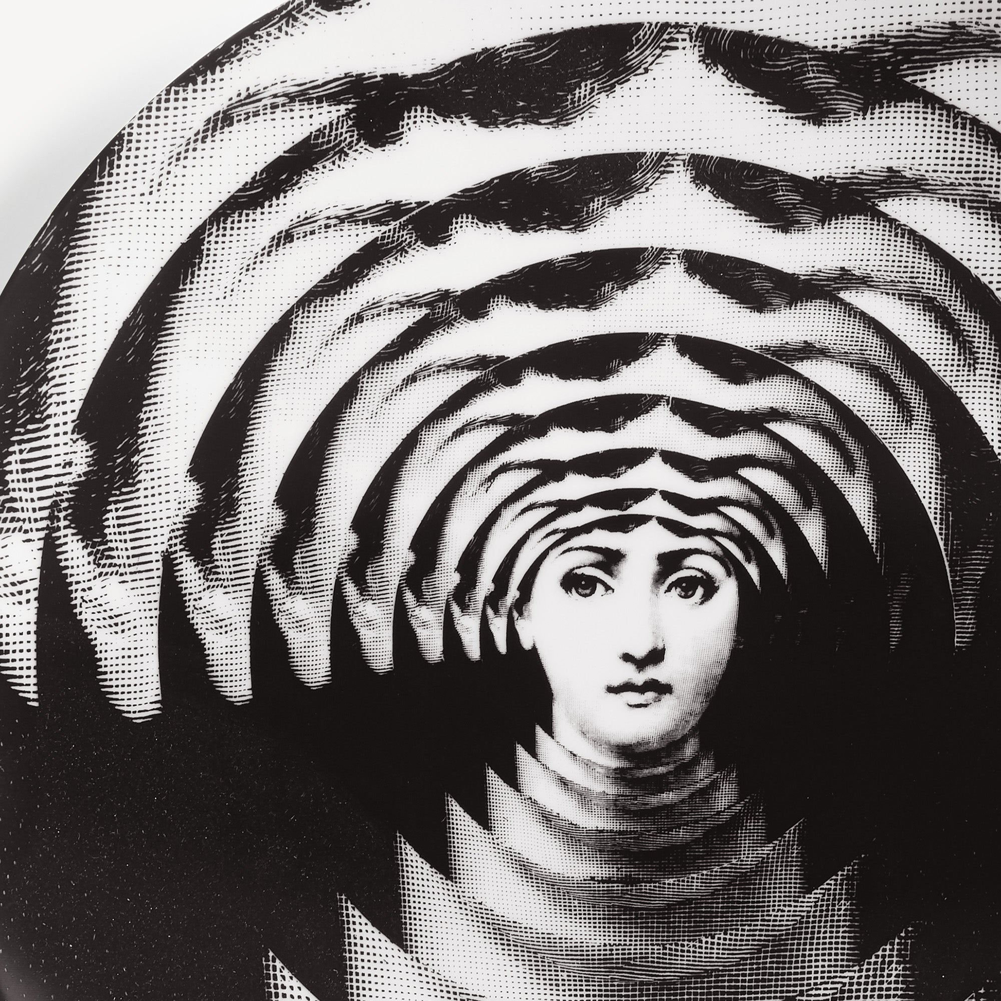 fornasetti-tema-e-variazioni-nr-172-wandteller-gesicht image 4