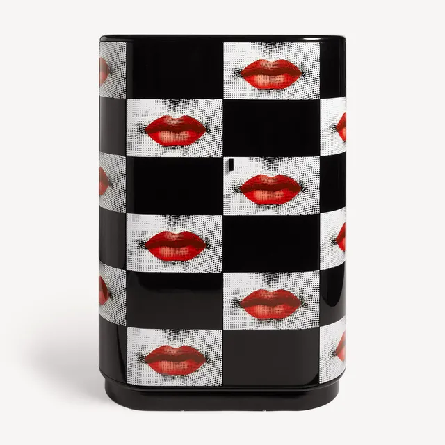 fornasetti-kiss-schrank-gebogen-mund-karo-handlackiert image 1