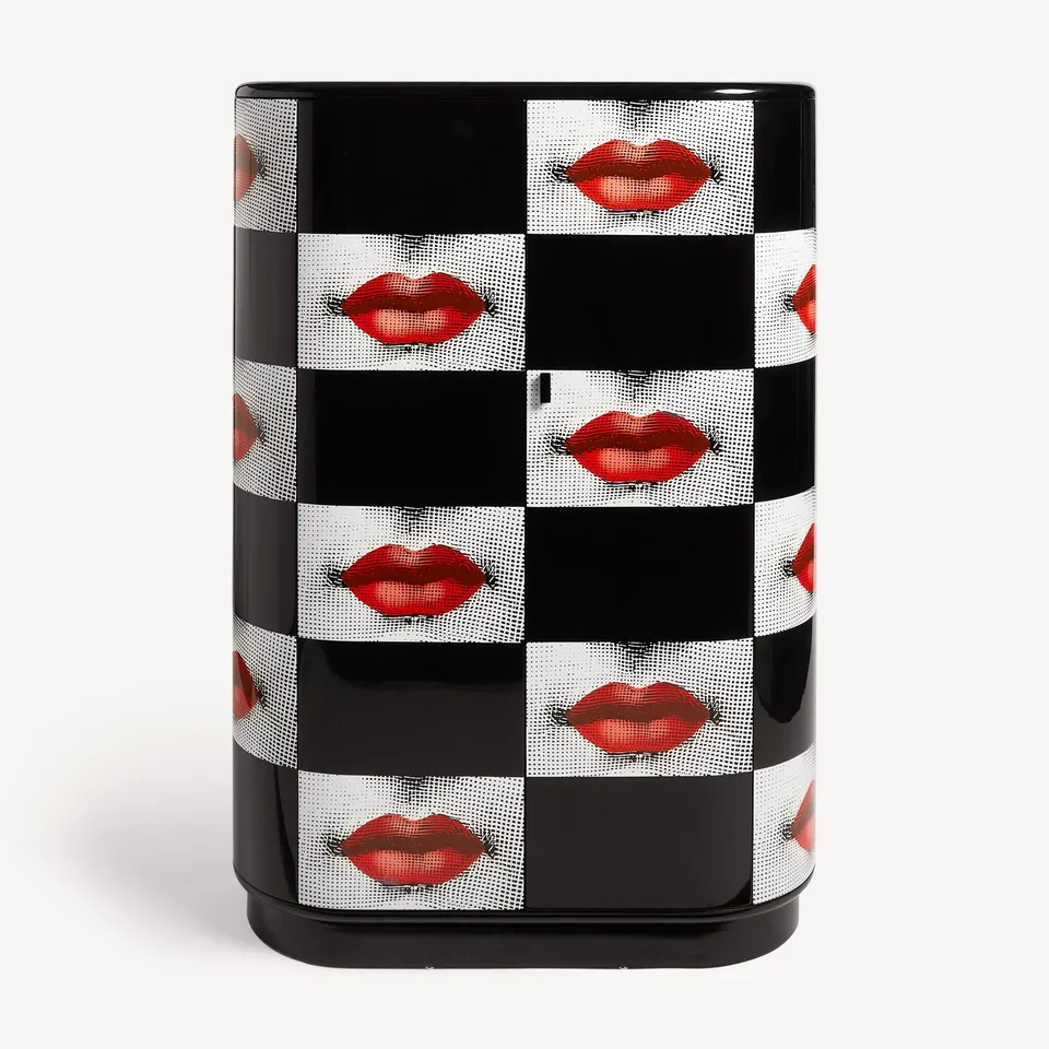 fornasetti-kiss-schrank-gebogen-mund-karo-handlackiert image 1