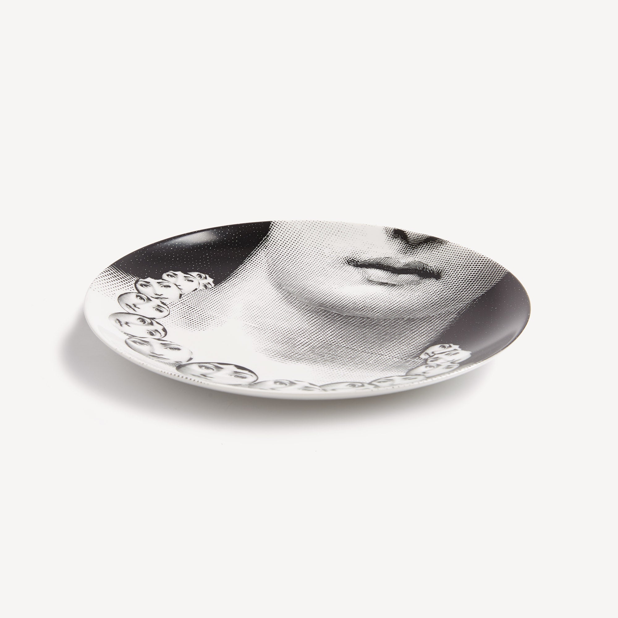 fornasetti-tema-e-variazioni-n-107-wandteller-porzellan-gesicht image 2