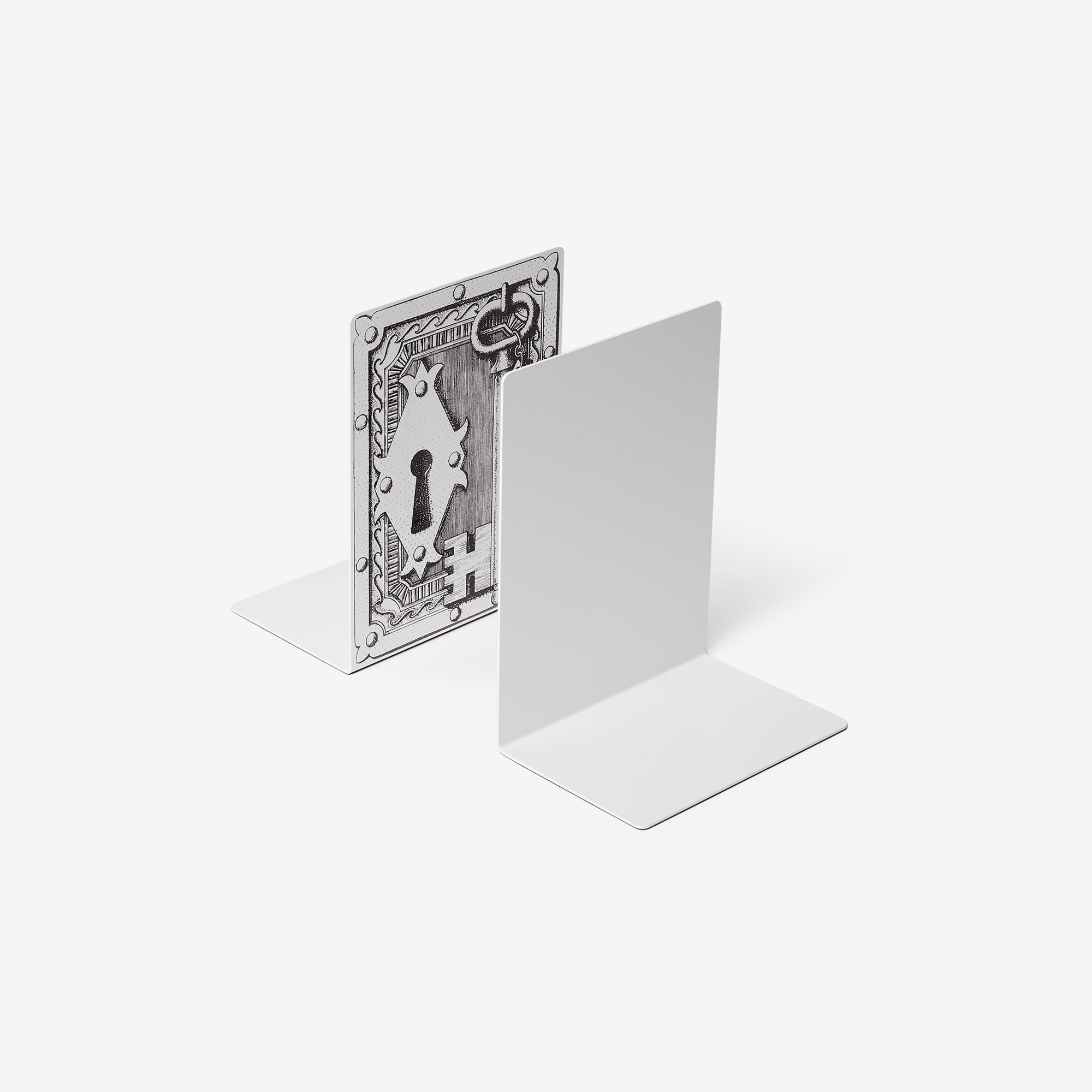 atelier-fornasetti-libri-proibiti-buchst-tzen-metall-paar image 2
