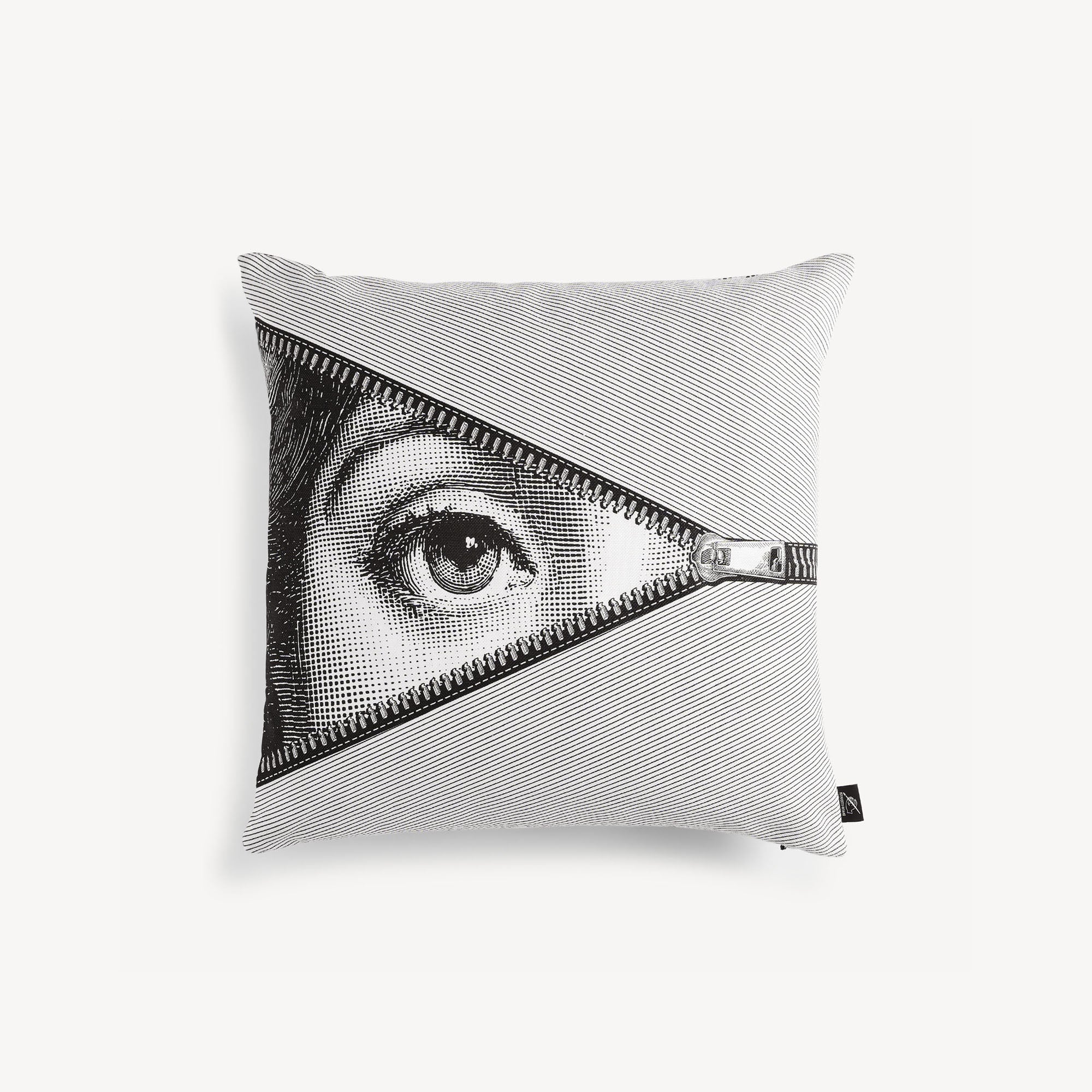 atelier-fornasetti-tema-e-variazioni-n-401-kissen-gesicht image 1