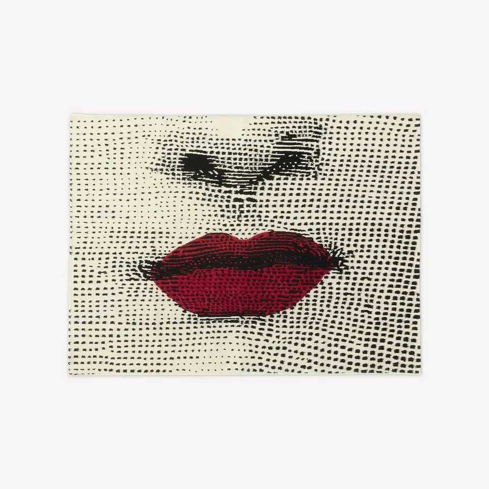 atelier-fornasetti-bocca-teppich-wolle-rot-mit-wandaufh-ngung image 1