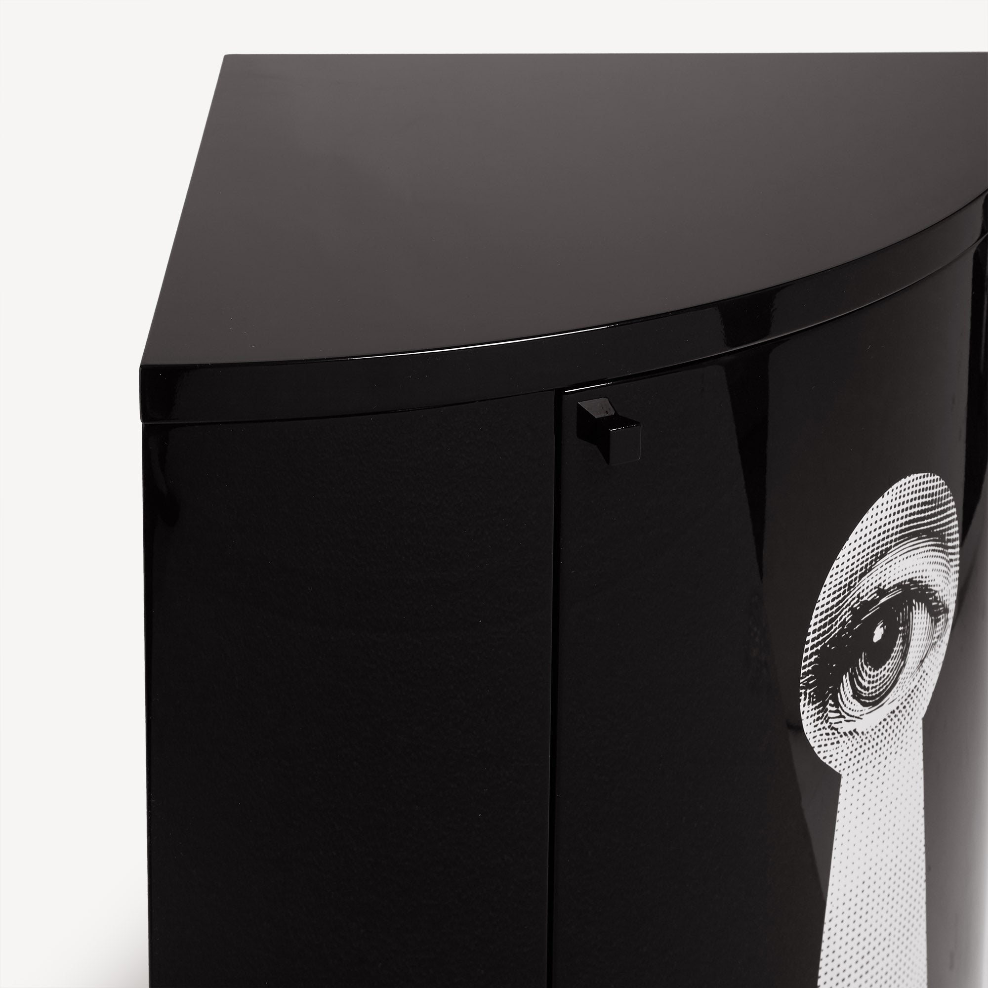 fornasetti-serratura-eckschrank-holz-lina-cavalieri image 4