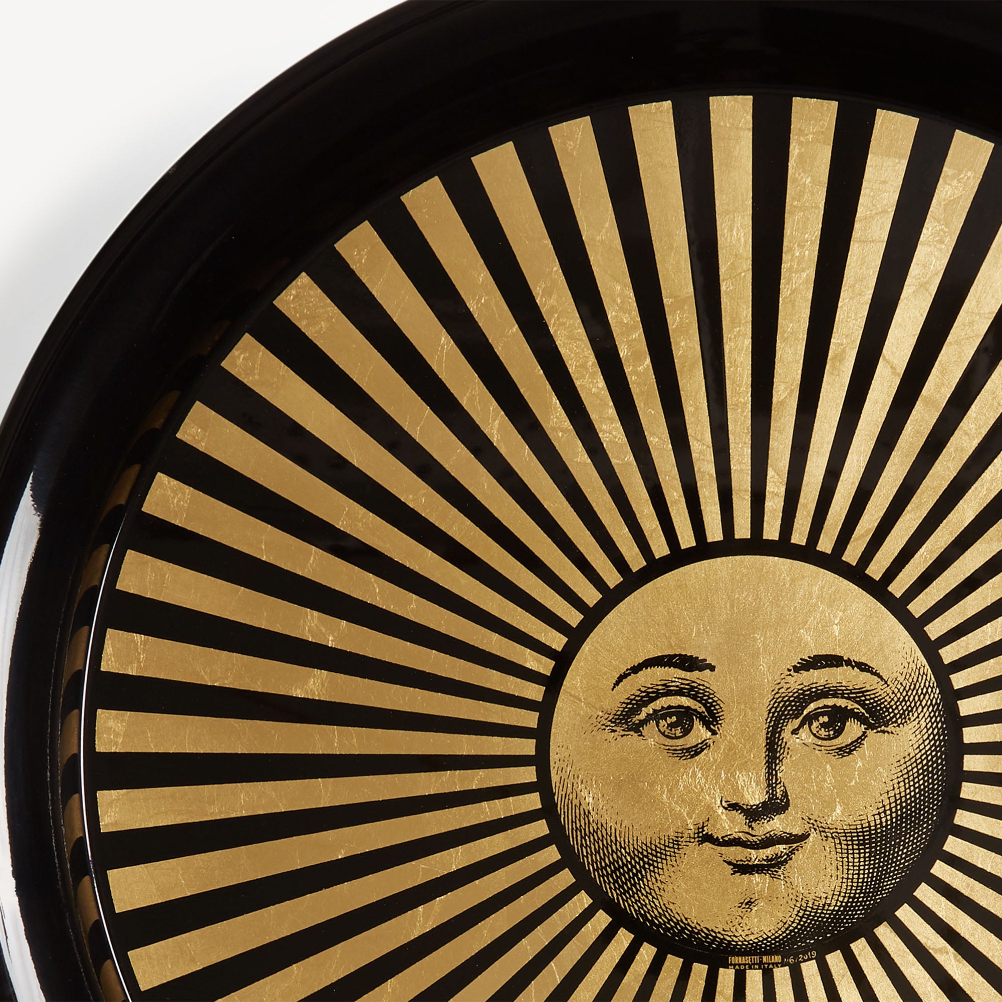 fornasetti-sole-raggiante-tablett-rund-sonne-gold image 3