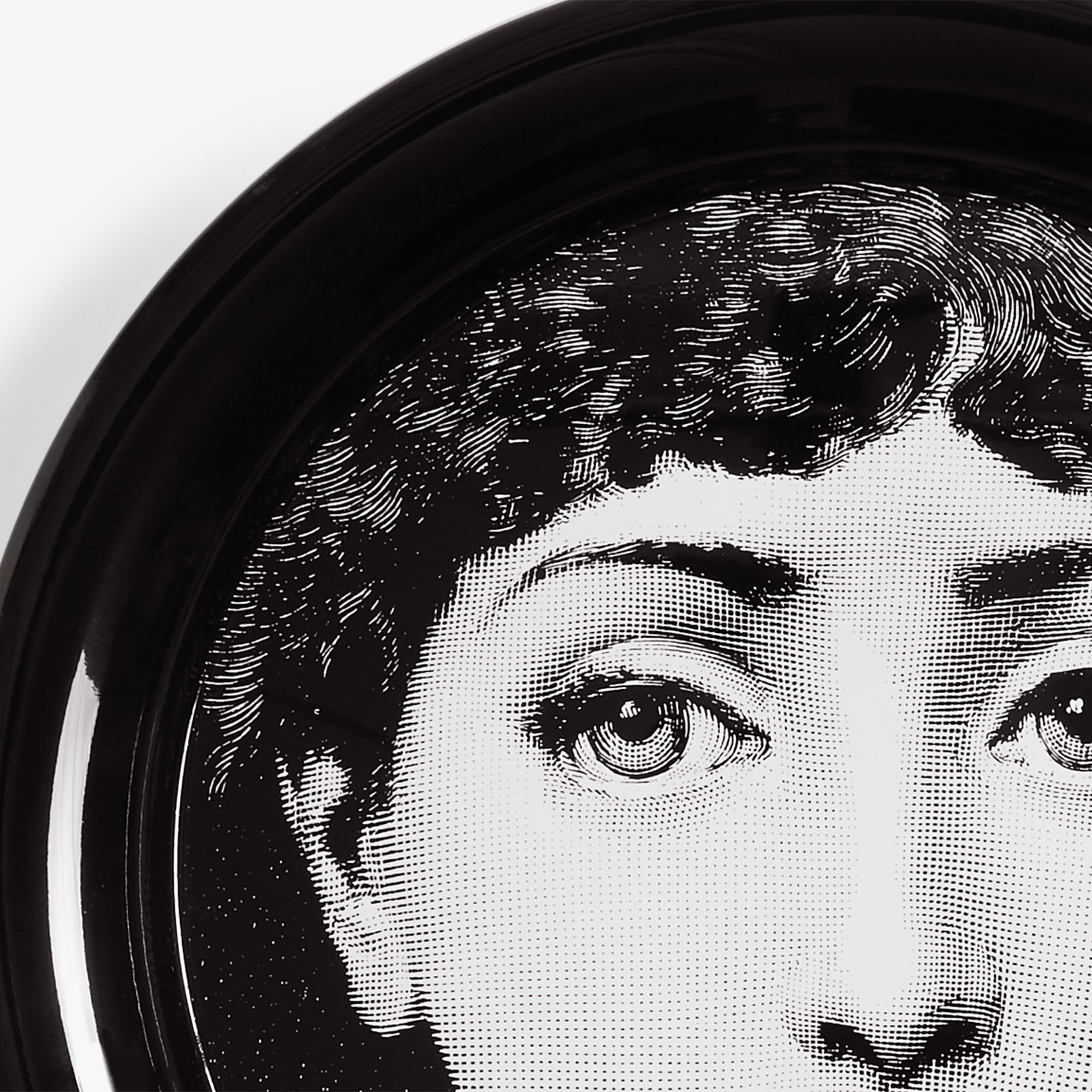 fornasetti-tema-e-variazioni-tablett-n-1-rund-lina-cavalieri image 4