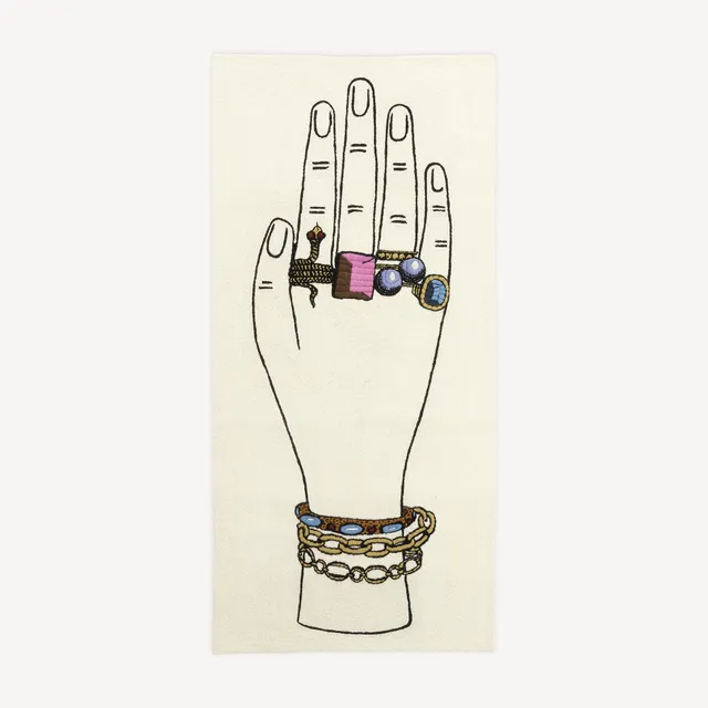 atelier-fornasetti-mano-con-gioielli-teppich-wolle-hand image 1