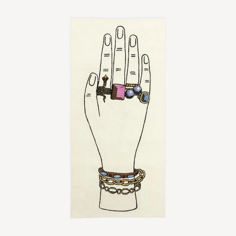 atelier-fornasetti-mano-con-gioielli-teppich-wolle-hand image 1